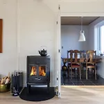 Дом отдыха Awesome Home In Svaneke With Wifi *