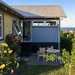 Дом отдыха Awesome Home In Svaneke With Wifi Сванеке