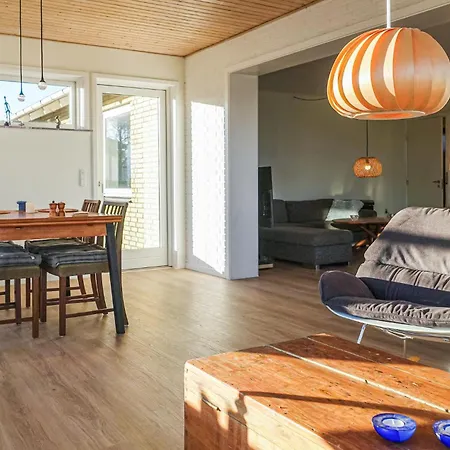 Hébergement de vacances Awesome Home In Svaneke With Wifi *